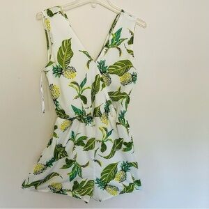 Papaya USA Romper Women's  Size M ,Floral ,V-Neck, open back ,Lined /style#B5150